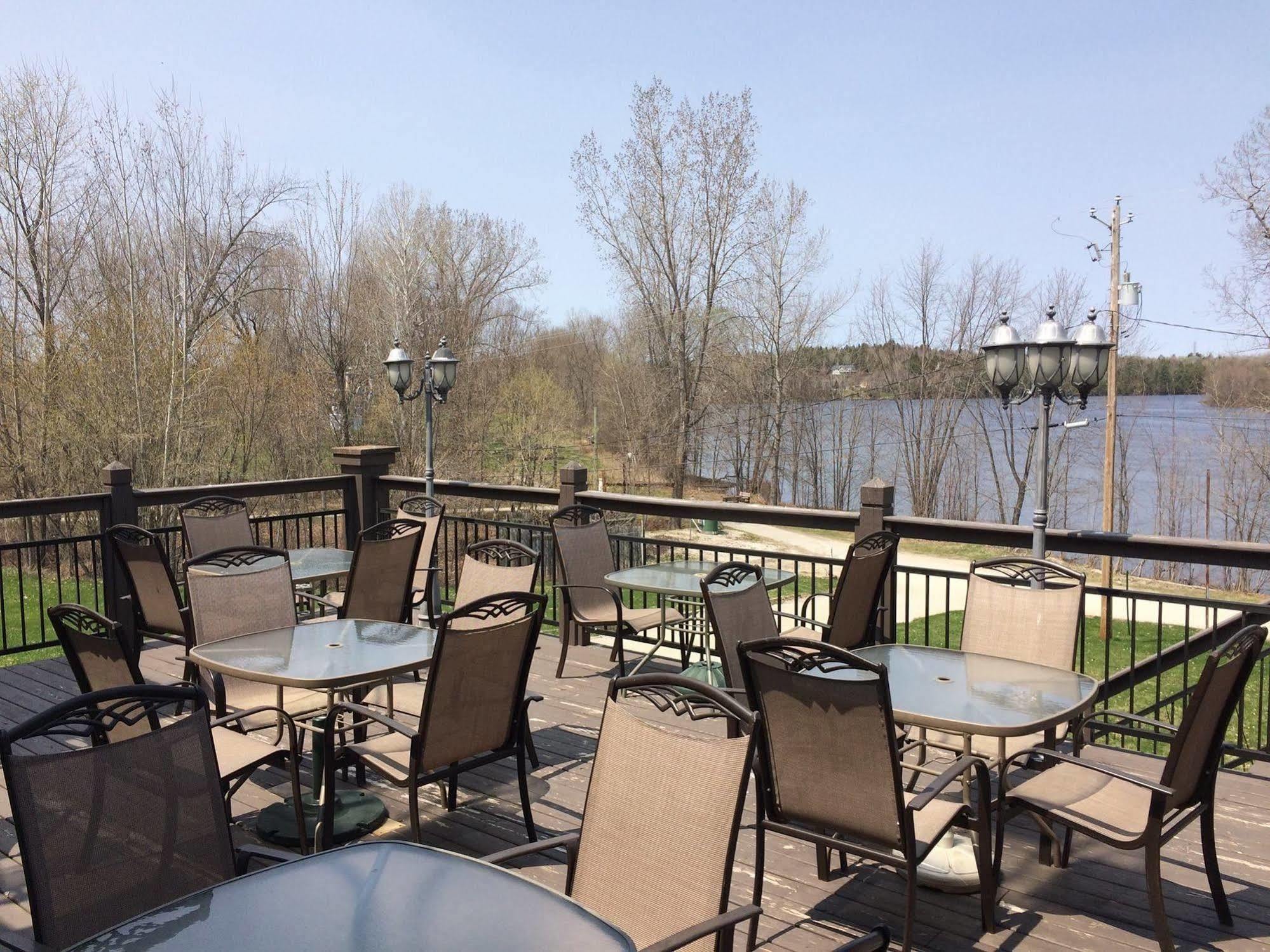 Chateau Logue Hotel Maniwaki Kültér fotó